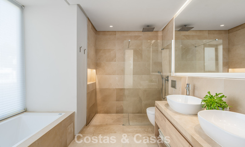 Hoogwaardige designvilla met modern karakter te koop in een gated villa community in Nueva Andalucia’s golfvallei, Marbella 794414