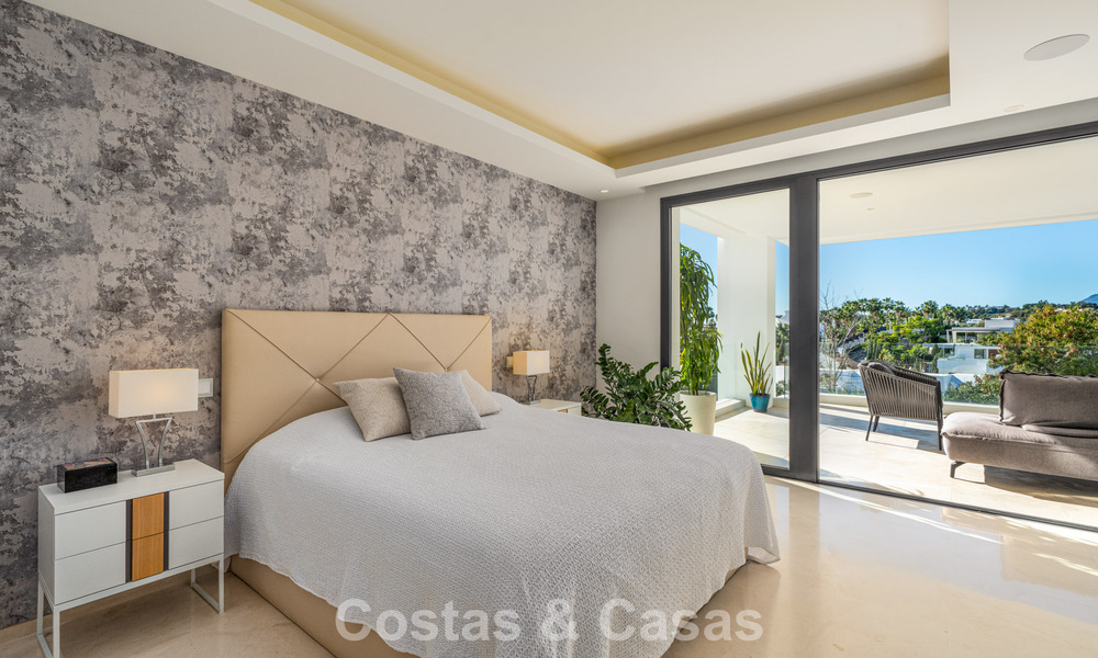 Hoogwaardige designvilla met modern karakter te koop in een gated villa community in Nueva Andalucia’s golfvallei, Marbella 794415