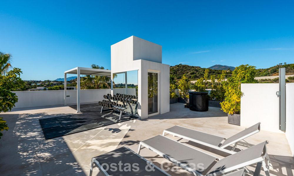 Hoogwaardige designvilla met modern karakter te koop in een gated villa community in Nueva Andalucia’s golfvallei, Marbella 794422