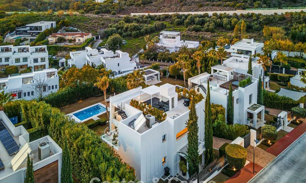 Hoogwaardige designvilla met modern karakter te koop in een gated villa community in Nueva Andalucia’s golfvallei, Marbella 794435
