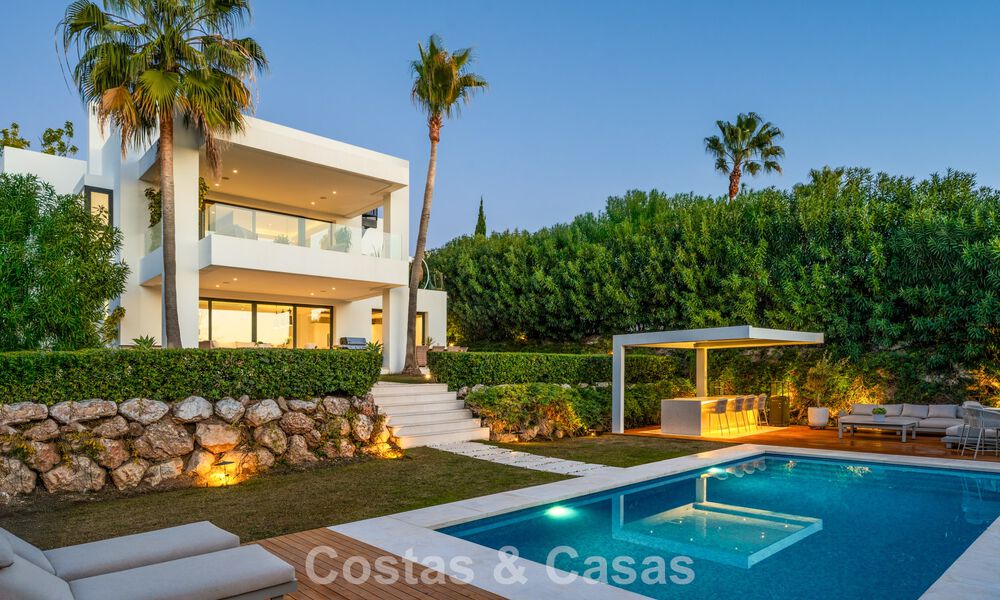 Hoogwaardige designvilla met modern karakter te koop in een gated villa community in Nueva Andalucia’s golfvallei, Marbella 794436
