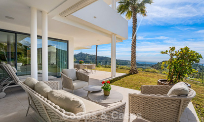 Modern, luxueus tuinappartement te koop met panoramisch zicht o/d kust i/e gated boutique complex nabij Marbella stad 794498