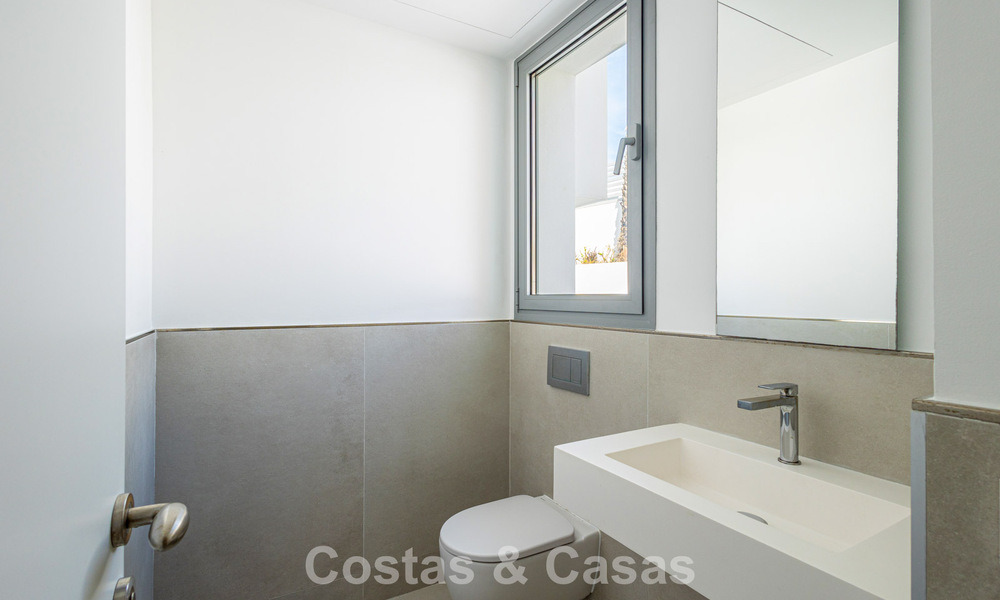 Modernistische haflvrijstaande villa te koop dicht bij voorzieningen in Guadalmina golf en San Pedro centrum, Marbella 794648