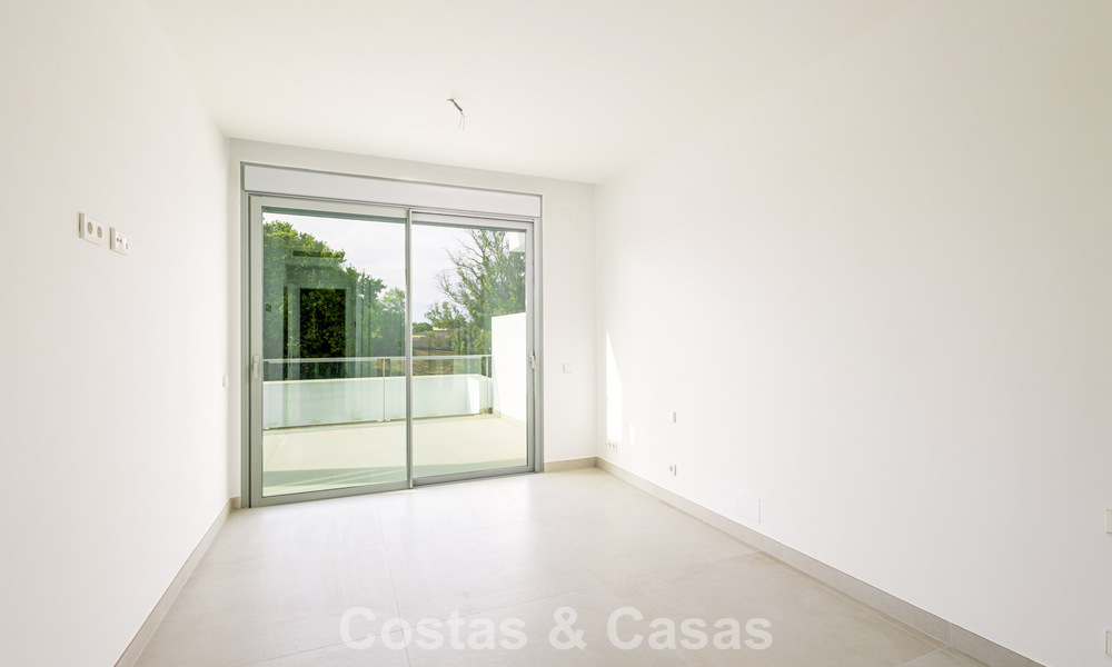 Modernistische haflvrijstaande villa te koop dicht bij voorzieningen in Guadalmina golf en San Pedro centrum, Marbella 794649