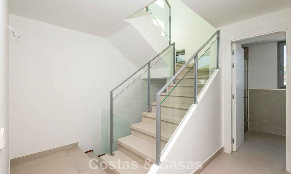 Modernistische haflvrijstaande villa te koop dicht bij voorzieningen in Guadalmina golf en San Pedro centrum, Marbella 794655