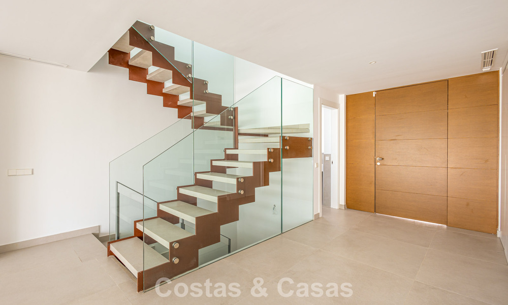 Modernistische haflvrijstaande villa te koop dicht bij voorzieningen in Guadalmina golf en San Pedro centrum, Marbella 794656