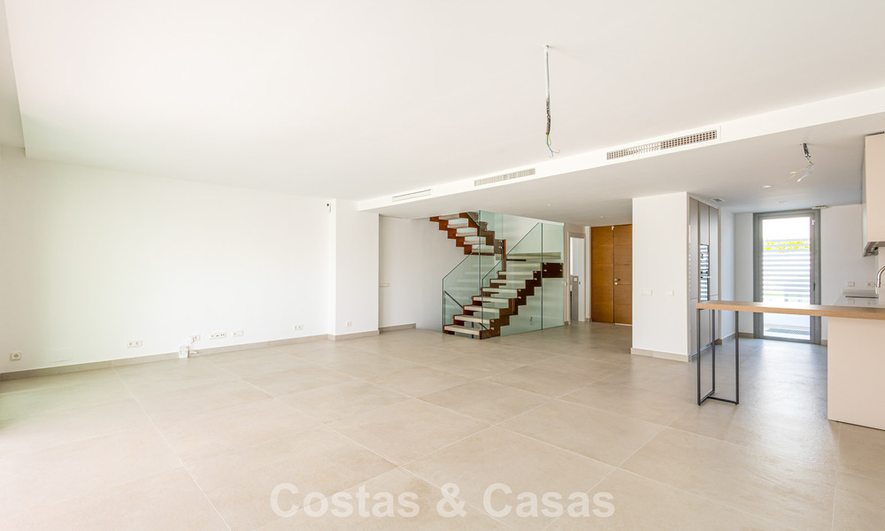 Modernistische haflvrijstaande villa te koop dicht bij voorzieningen in Guadalmina golf en San Pedro centrum, Marbella 794658