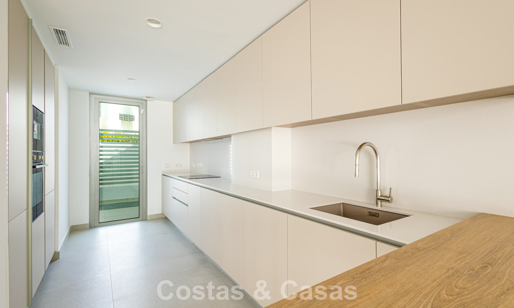 Modernistische haflvrijstaande villa te koop dicht bij voorzieningen in Guadalmina golf en San Pedro centrum, Marbella 794659