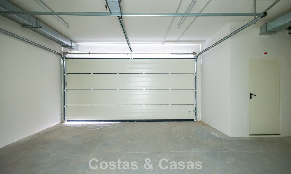 Modernistische haflvrijstaande villa te koop dicht bij voorzieningen in Guadalmina golf en San Pedro centrum, Marbella 794666