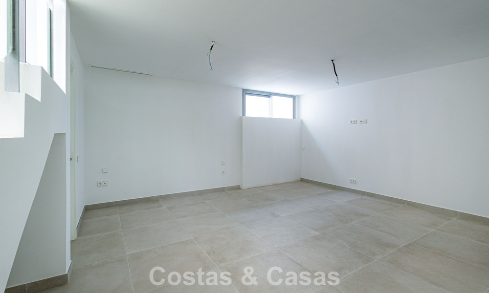 Modernistische haflvrijstaande villa te koop dicht bij voorzieningen in Guadalmina golf en San Pedro centrum, Marbella 794667