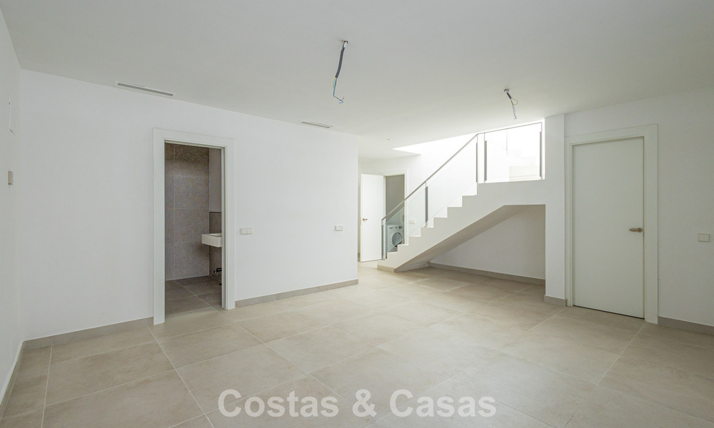 Modernistische haflvrijstaande villa te koop dicht bij voorzieningen in Guadalmina golf en San Pedro centrum, Marbella 794669