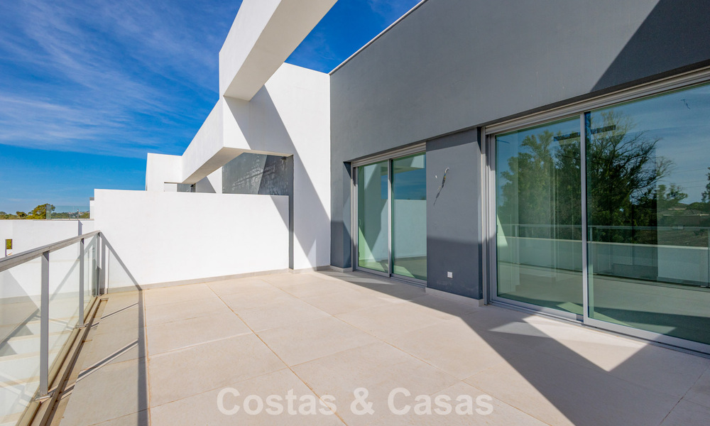 Modernistische haflvrijstaande villa te koop dicht bij voorzieningen in Guadalmina golf en San Pedro centrum, Marbella 794672