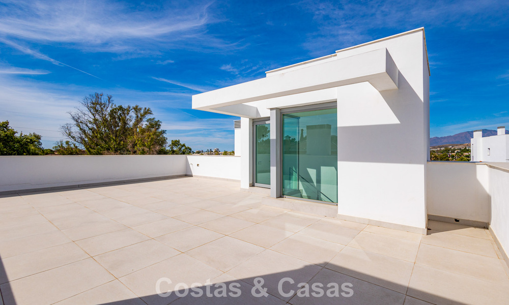 Modernistische haflvrijstaande villa te koop dicht bij voorzieningen in Guadalmina golf en San Pedro centrum, Marbella 794674