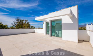 Modernistische haflvrijstaande villa te koop dicht bij voorzieningen in Guadalmina golf en San Pedro centrum, Marbella 794674 