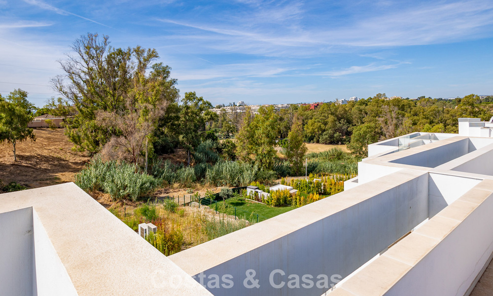 Modernistische haflvrijstaande villa te koop dicht bij voorzieningen in Guadalmina golf en San Pedro centrum, Marbella 794676