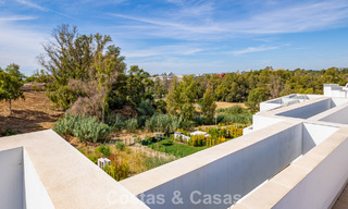 Modernistische haflvrijstaande villa te koop dicht bij voorzieningen in Guadalmina golf en San Pedro centrum, Marbella 794676 