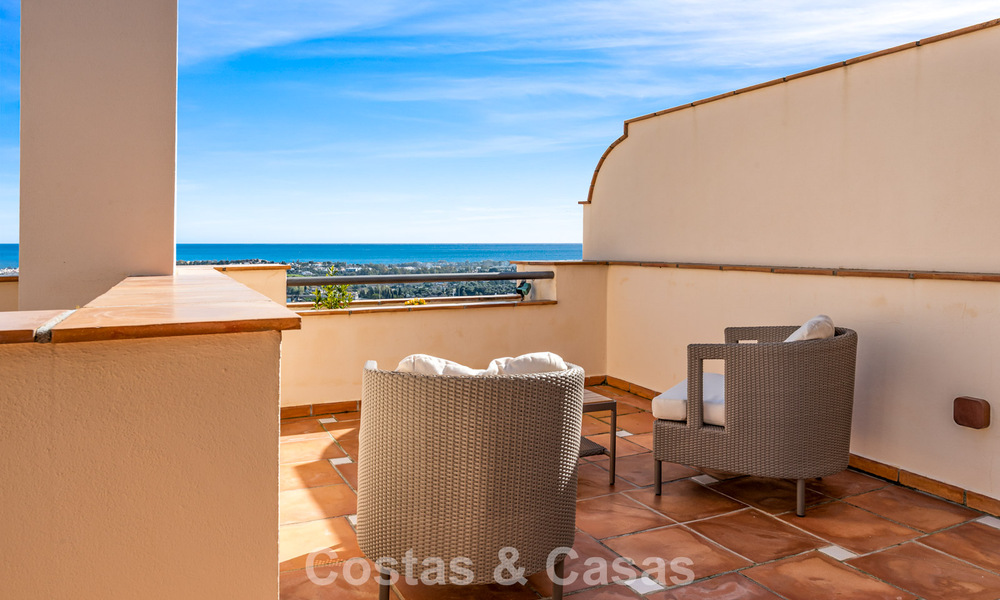 Ruim duplex penthouse met panoramisch zeezicht te koop in een gesloten woonwijk in Marbella - Benahavis 794826