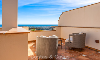 Ruim duplex penthouse met panoramisch zeezicht te koop in een gesloten woonwijk in Marbella - Benahavis 794826 