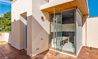 Ruim duplex penthouse met panoramisch zeezicht te koop in een gesloten woonwijk in Marbella - Benahavis 794827 