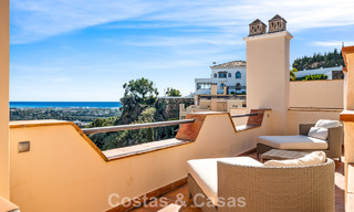 Ruim duplex penthouse met panoramisch zeezicht te koop in een gesloten woonwijk in Marbella - Benahavis 794829 