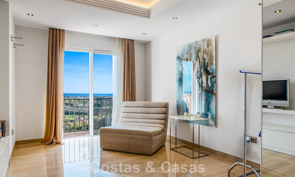 Ruim duplex penthouse met panoramisch zeezicht te koop in een gesloten woonwijk in Marbella - Benahavis 794830