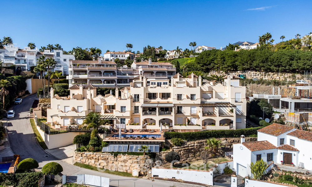 Ruim duplex penthouse met panoramisch zeezicht te koop in een gesloten woonwijk in Marbella - Benahavis 794834