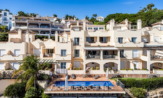 Ruim duplex penthouse met panoramisch zeezicht te koop in een gesloten woonwijk in Marbella - Benahavis 794837 