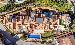 Ruim duplex penthouse met panoramisch zeezicht te koop in een gesloten woonwijk in Marbella - Benahavis 794838 