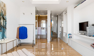 Ruim duplex penthouse met panoramisch zeezicht te koop in een gesloten woonwijk in Marbella - Benahavis 794842 