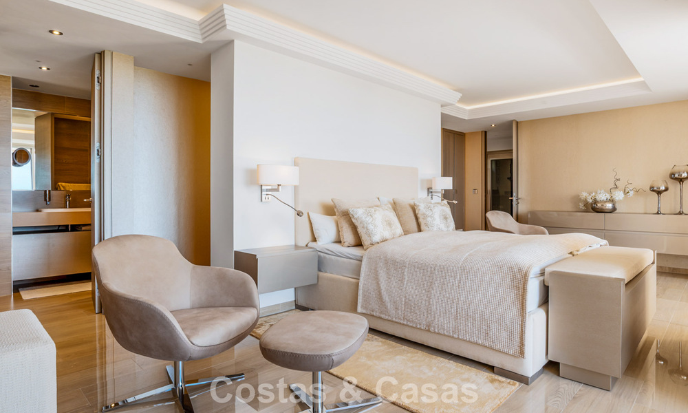 Ruim duplex penthouse met panoramisch zeezicht te koop in een gesloten woonwijk in Marbella - Benahavis 794845