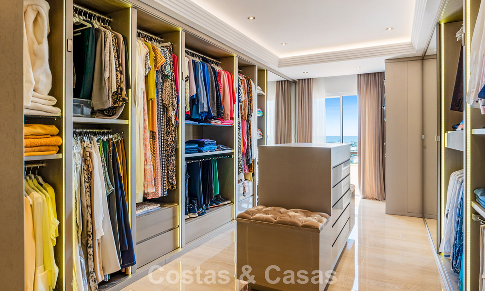 Ruim duplex penthouse met panoramisch zeezicht te koop in een gesloten woonwijk in Marbella - Benahavis 794849