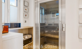 Ruim duplex penthouse met panoramisch zeezicht te koop in een gesloten woonwijk in Marbella - Benahavis 794852 