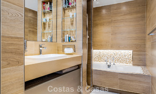 Ruim duplex penthouse met panoramisch zeezicht te koop in een gesloten woonwijk in Marbella - Benahavis 794853 