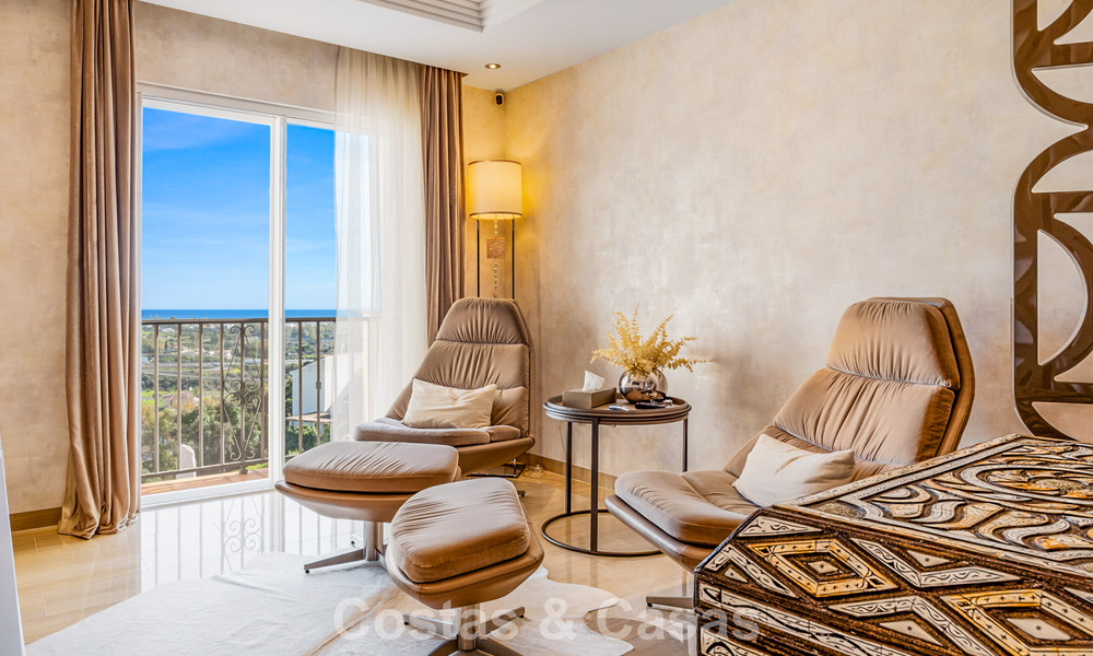 Ruim duplex penthouse met panoramisch zeezicht te koop in een gesloten woonwijk in Marbella - Benahavis 794854