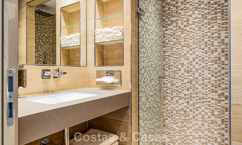 Ruim duplex penthouse met panoramisch zeezicht te koop in een gesloten woonwijk in Marbella - Benahavis 794856