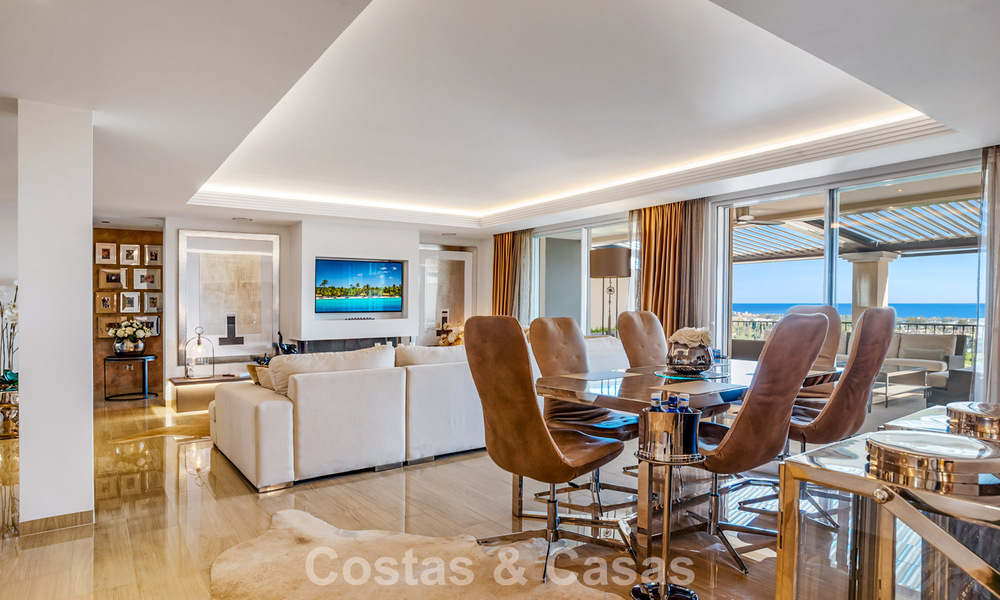 Ruim duplex penthouse met panoramisch zeezicht te koop in een gesloten woonwijk in Marbella - Benahavis 794857