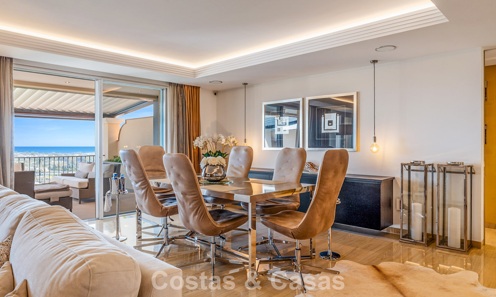 Ruim duplex penthouse met panoramisch zeezicht te koop in een gesloten woonwijk in Marbella - Benahavis 794858