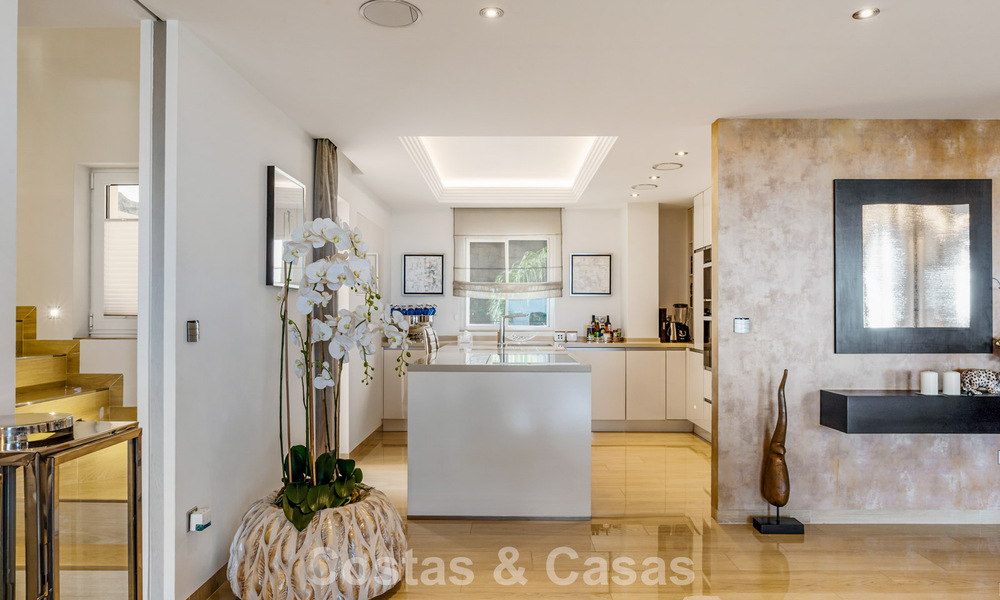 Ruim duplex penthouse met panoramisch zeezicht te koop in een gesloten woonwijk in Marbella - Benahavis 794859