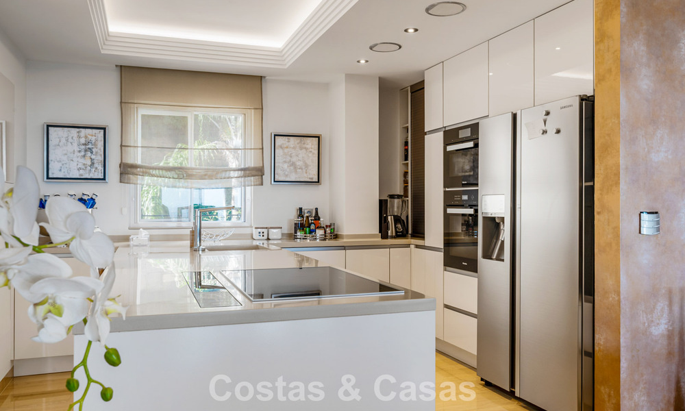 Ruim duplex penthouse met panoramisch zeezicht te koop in een gesloten woonwijk in Marbella - Benahavis 794860