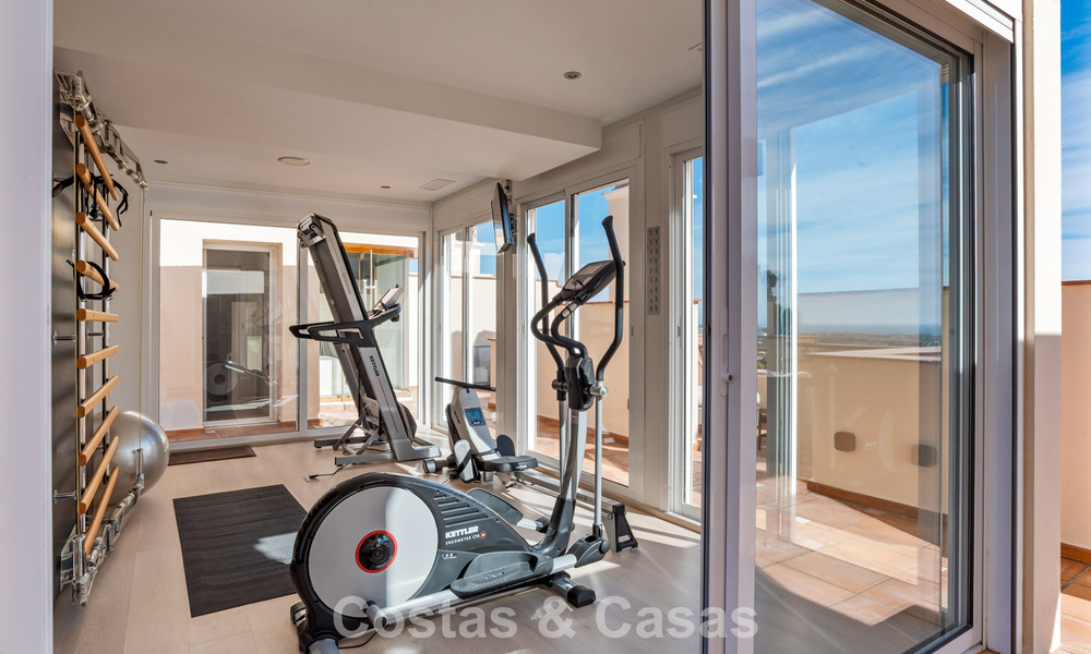 Ruim duplex penthouse met panoramisch zeezicht te koop in een gesloten woonwijk in Marbella - Benahavis 794862