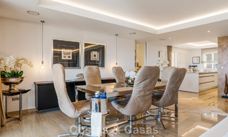 Ruim duplex penthouse met panoramisch zeezicht te koop in een gesloten woonwijk in Marbella - Benahavis 794863 