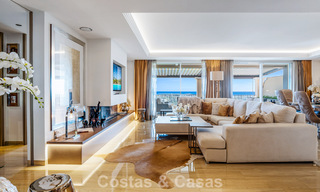 Ruim duplex penthouse met panoramisch zeezicht te koop in een gesloten woonwijk in Marbella - Benahavis 794864 