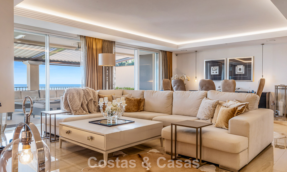 Ruim duplex penthouse met panoramisch zeezicht te koop in een gesloten woonwijk in Marbella - Benahavis 794865