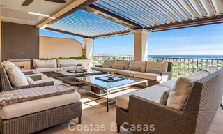 Ruim duplex penthouse met panoramisch zeezicht te koop in een gesloten woonwijk in Marbella - Benahavis 794867 