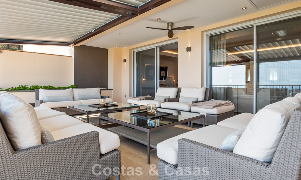 Ruim duplex penthouse met panoramisch zeezicht te koop in een gesloten woonwijk in Marbella - Benahavis 794868