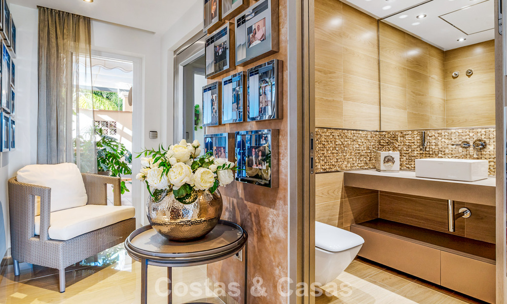 Ruim duplex penthouse met panoramisch zeezicht te koop in een gesloten woonwijk in Marbella - Benahavis 794871