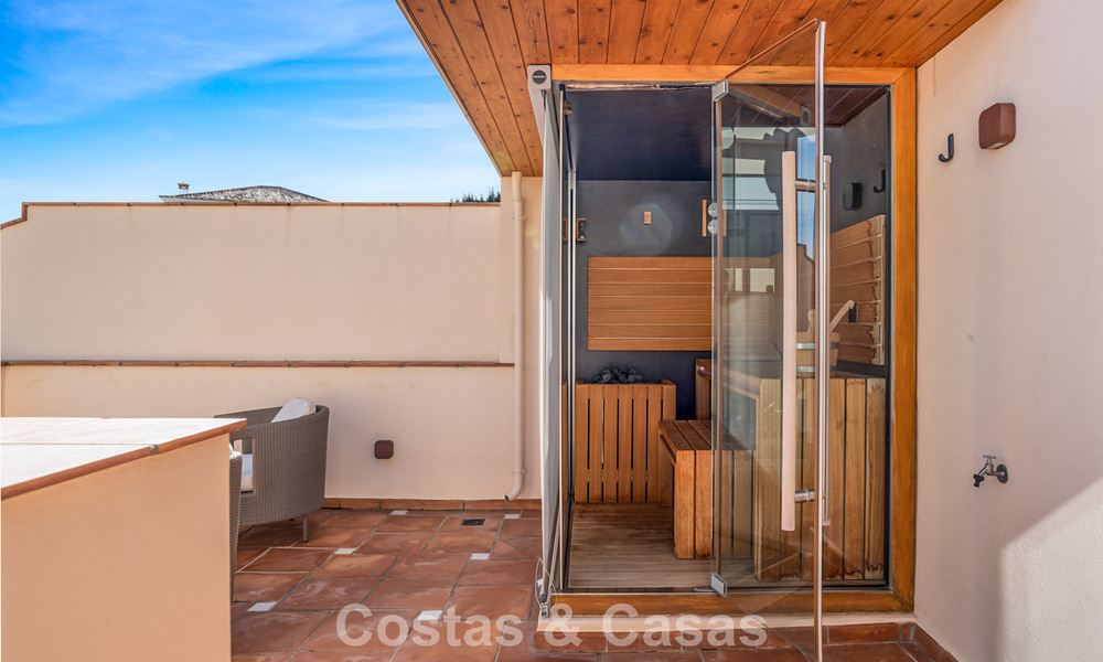 Ruim duplex penthouse met panoramisch zeezicht te koop in een gesloten woonwijk in Marbella - Benahavis 794873