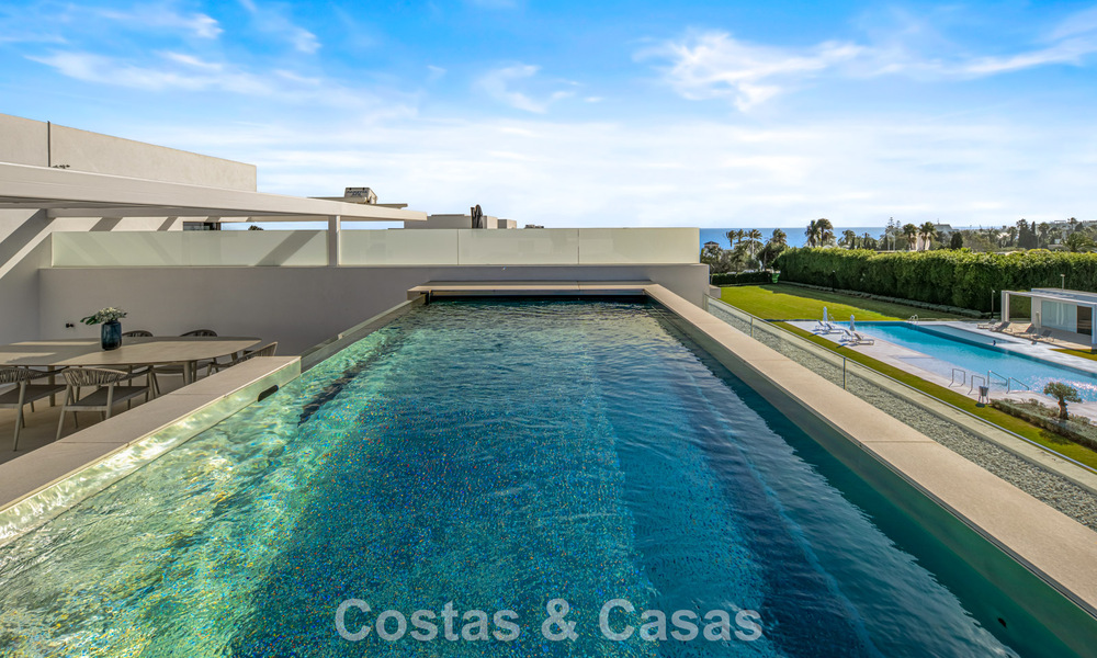 Ultramoderne halfvrijstaande villa met privétuin en -zwembad te koop aan de Golden Mile, Marbella 795009