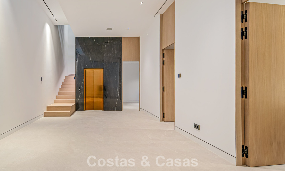 Ultramoderne halfvrijstaande villa met privétuin en -zwembad te koop aan de Golden Mile, Marbella 795013