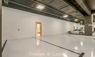 Ultramoderne halfvrijstaande villa met privétuin en -zwembad te koop aan de Golden Mile, Marbella 795014 